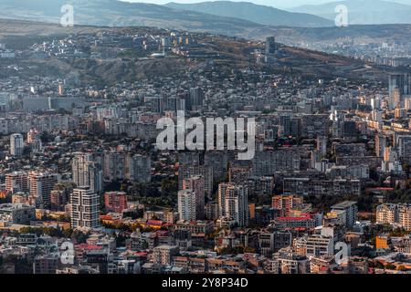 Tbilisi, Georgia - 17 agosto 2024: Vista aerea panoramica della città di Tbilisi, la capitale della Georgia. Foto Stock