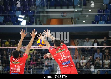 MONSTERCBLOCK ADIS LAGUMDZIJA E BARTHELEMY CHINENYEZE (CUCINE LUBE CIVITANOVA) durante Allianz Milano vs cucine Lube Civitanova, partita di serie A maschile di pallavolo A Milano, Italia, 6 ottobre 2024 Foto Stock