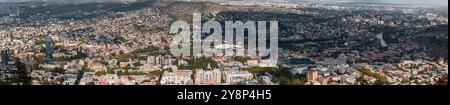 Tbilisi, Georgia - 17 agosto 2024: Vista aerea panoramica della città di Tbilisi, la capitale della Georgia. Foto Stock