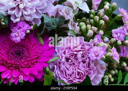 Bouquet di fiori colorati in diverse tonalità di rosa. Germania Foto Stock