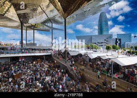 Mercato Encants, Museo del Design di Barcellona, Torre Agbar, Plaza de les Glòries, Barcellona, Catalunya, Spagna, Europa. Foto Stock