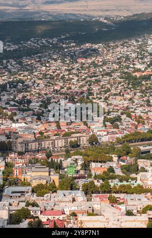 Tbilisi, Georgia - 17 agosto 2024: Vista aerea panoramica della città di Tbilisi, la capitale della Georgia. Foto Stock