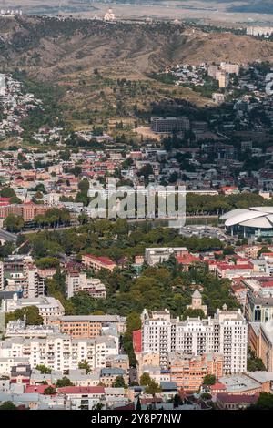 Tbilisi, Georgia - 17 agosto 2024: Vista aerea panoramica della città di Tbilisi, la capitale della Georgia. Foto Stock