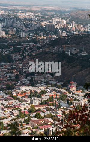 Tbilisi, Georgia - 17 agosto 2024: Vista aerea panoramica della città di Tbilisi, la capitale della Georgia. Foto Stock