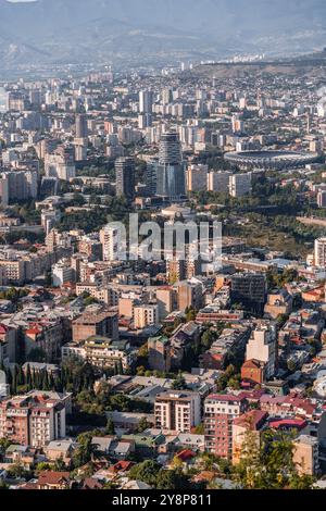 Tbilisi, Georgia - 17 agosto 2024: Vista aerea panoramica della città di Tbilisi, la capitale della Georgia. Foto Stock