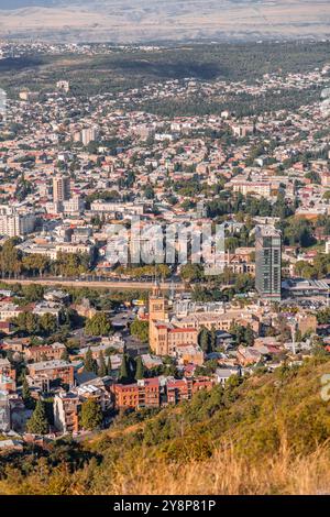 Tbilisi, Georgia - 17 agosto 2024: Vista aerea panoramica della città di Tbilisi, la capitale della Georgia. Foto Stock