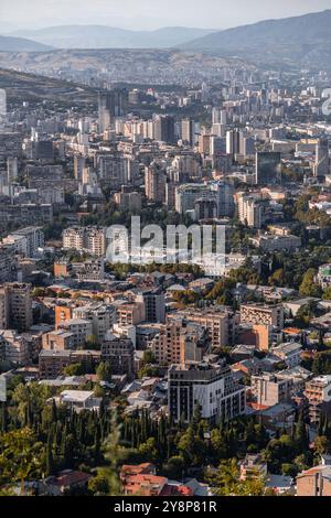 Tbilisi, Georgia - 17 agosto 2024: Vista aerea panoramica della città di Tbilisi, la capitale della Georgia. Foto Stock