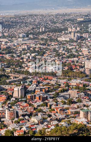 Tbilisi, Georgia - 17 agosto 2024: Vista aerea panoramica della città di Tbilisi, la capitale della Georgia. Foto Stock