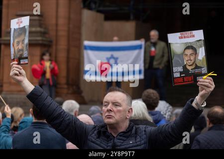 Glasgow, Scozia, 6 ottobre 2024. Bring Them Home Now Scotland (BTHNS) e Glasgow Friends of Israel (GFI) commemorano il primo anniversario della guerra di Gaza, un conflitto che ha profondamente influenzato la vita di innumerevoli israeliani e palestinesi, di fronte a una controdimostrazione da parte dei sostenitori pro-Palestina e pro-Libano, a Glasgow, in Scozia, il 6 ottobre 2024. Foto: Jeremy Sutton-Hibbert/ Alamy Live News. Foto Stock