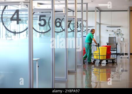 Custode, chemioterapia scatole, Onkologikoa Hospital, Oncology Institute, Case Center per la prevenzione, la diagnosi e il trattamento del cancro, Donostia, San Sebastian, Gipuzkoa, Paesi Baschi, Spagna. Foto Stock