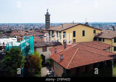 Tetti della città di Bergamo visti dalle mura veneziane, dalla regione Lombardia, dall'Italia vista dalla città alta, città alta. Foto Stock