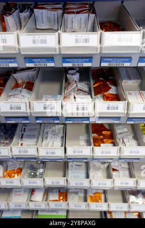 Farmacia, Drug stock, Onkologikoa Hospital, Oncology Institute, Case Center per la prevenzione, la diagnosi e il trattamento del cancro, Donostia, San Sebastian, Gipuzkoa, Paesi Baschi, Spagna. Foto Stock