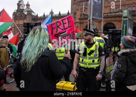 Glasgow, Scozia, 6 ottobre 2024. Bring Them Home Now Scotland (BTHNS) e Glasgow Friends of Israel (GFI) commemorano il primo anniversario della guerra di Gaza, un conflitto che ha profondamente influenzato la vita di innumerevoli israeliani e palestinesi, di fronte a una controdimostrazione da parte dei sostenitori pro-Palestina e pro-Libano, a Glasgow, in Scozia, il 6 ottobre 2024. Foto: Jeremy Sutton-Hibbert/ Alamy Live News. Foto Stock