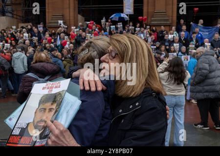 Glasgow, Scozia, 6 ottobre 2024. Bring Them Home Now Scotland (BTHNS) e Glasgow Friends of Israel (GFI) commemorano il primo anniversario della guerra di Gaza, un conflitto che ha profondamente influenzato la vita di innumerevoli israeliani e palestinesi, di fronte a una controdimostrazione da parte dei sostenitori pro-Palestina e pro-Libano, a Glasgow, in Scozia, il 6 ottobre 2024. Foto: Jeremy Sutton-Hibbert/ Alamy Live News. Foto Stock