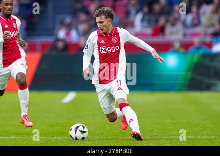 Amsterdam, Paesi Bassi. 6 ottobre 2024. AMSTERDAM, PAESI BASSI - 6 OTTOBRE: Mika Godts dell'AFC Ajax dribbles durante l'incontro olandese Eredivisie tra AFC Ajax e FC Groningen alla Johan Cruijff Arena il 6 ottobre 2024 ad Amsterdam, Paesi Bassi. (Foto di Andre Weening/Orange Pictures) credito: Orange Pics BV/Alamy Live News Foto Stock