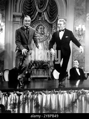BOB HOPE interpreta Eddie Foy e JAMES CAGNEY interpreta George M. Cohan eseguendo la routine di danza del Friars Club sul tavolo nel regista SEVEN LITTLE FOYS 1955 MELVILLE SHAVELSON Hope Enterprises / Paramount Pictures Foto Stock