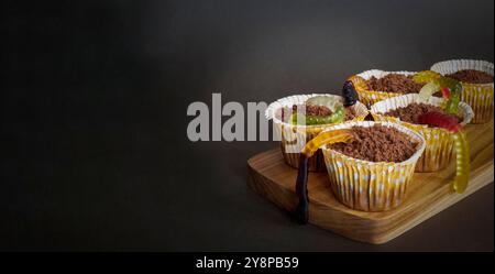 I cupcake con vermi di gelatina commestibili per la festa di Halloween sono pronti per essere consumati, copiati e concentrati selettivi Foto Stock