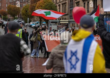 Glasgow, Scozia, 6 ottobre 2024. Bring Them Home Now Scotland (BTHNS) e Glasgow Friends of Israel (GFI) commemorano il primo anniversario della guerra di Gaza, un conflitto che ha profondamente influenzato la vita di innumerevoli israeliani e palestinesi, di fronte a una controdimostrazione da parte dei sostenitori pro-Palestina e pro-Libano, a Glasgow, in Scozia, il 6 ottobre 2024. Foto: Jeremy Sutton-Hibbert/ Alamy Live News. Foto Stock