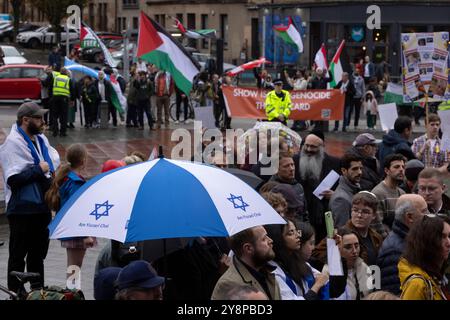 Glasgow, Scozia, 6 ottobre 2024. Bring Them Home Now Scotland (BTHNS) e Glasgow Friends of Israel (GFI) commemorano il primo anniversario della guerra di Gaza, un conflitto che ha profondamente influenzato la vita di innumerevoli israeliani e palestinesi, di fronte a una controdimostrazione da parte dei sostenitori pro-Palestina e pro-Libano, a Glasgow, in Scozia, il 6 ottobre 2024. Foto: Jeremy Sutton-Hibbert/ Alamy Live News. Foto Stock