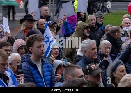 Glasgow, Scozia, 6 ottobre 2024. Bring Them Home Now Scotland (BTHNS) e Glasgow Friends of Israel (GFI) commemorano il primo anniversario della guerra di Gaza, un conflitto che ha profondamente influenzato la vita di innumerevoli israeliani e palestinesi, di fronte a una controdimostrazione da parte dei sostenitori pro-Palestina e pro-Libano, a Glasgow, in Scozia, il 6 ottobre 2024. Foto: Jeremy Sutton-Hibbert/ Alamy Live News. Foto Stock