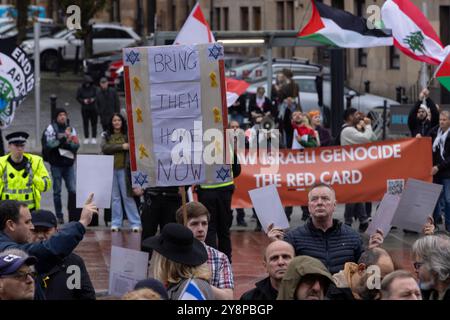 Glasgow, Scozia, 6 ottobre 2024. Bring Them Home Now Scotland (BTHNS) e Glasgow Friends of Israel (GFI) commemorano il primo anniversario della guerra di Gaza, un conflitto che ha profondamente influenzato la vita di innumerevoli israeliani e palestinesi, di fronte a una controdimostrazione da parte dei sostenitori pro-Palestina e pro-Libano, a Glasgow, in Scozia, il 6 ottobre 2024. Foto: Jeremy Sutton-Hibbert/ Alamy Live News. Foto Stock