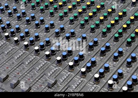 Console di un ingegnere del suono sovietico d'epoca molto vecchia, attrezzatura da studio musicale. Primo piano, musica astratta di sottofondo. Foto Stock