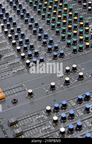 Console di un ingegnere del suono sovietico d'epoca molto vecchia, attrezzatura da studio musicale. Primo piano, musica astratta di sottofondo. Foto Stock