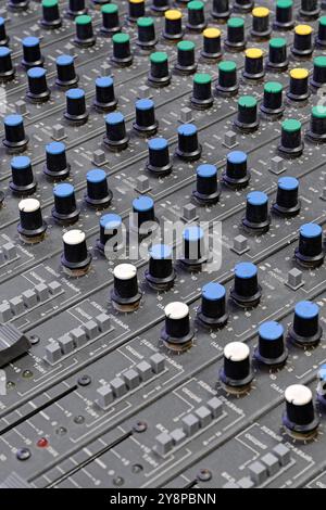 Console di un ingegnere del suono sovietico d'epoca molto vecchia, attrezzatura da studio musicale. Primo piano, musica astratta di sottofondo. Foto Stock