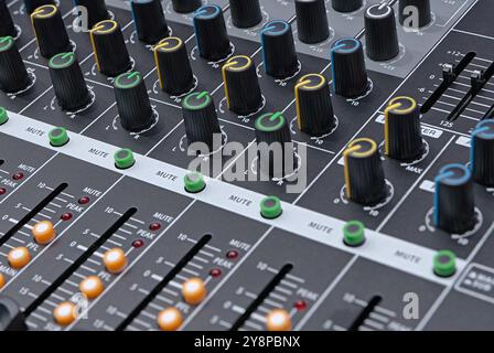 Console del tecnico del suono, apparecchiature per studi musicali. Primo piano, musica astratta di sottofondo. Foto Stock