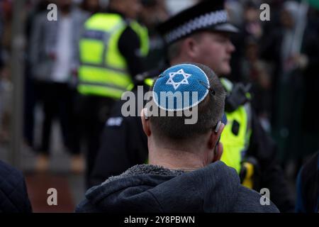 Glasgow, Scozia, 6 ottobre 2024. Bring Them Home Now Scotland (BTHNS) e Glasgow Friends of Israel (GFI) commemorano il primo anniversario della guerra di Gaza, un conflitto che ha profondamente influenzato la vita di innumerevoli israeliani e palestinesi, di fronte a una controdimostrazione da parte dei sostenitori pro-Palestina e pro-Libano, a Glasgow, in Scozia, il 6 ottobre 2024. Foto: Jeremy Sutton-Hibbert/ Alamy Live News. Foto Stock