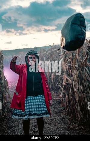 2022/23 ottobre, Francoforte, Germania, attori in costumi da mostro e horror si esibiscono in un labirinto horror per celebrare Halloween. Foto Stock