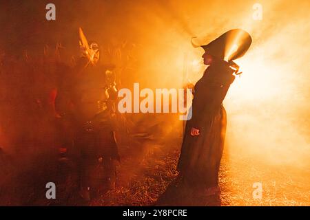 2022/23 ottobre, Francoforte, Germania, attori in costumi da mostro e horror si esibiscono in un labirinto horror per celebrare Halloween. Foto Stock