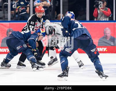 Monaco, Germania. 6 ottobre 2024. Linesperson David Tschirner fuehrt ein bully aus zwischen Ben Smith (EHC Red Bull Muenchen, n. 12) und Gregor MacLeod (Koelner Haie, n. 89). GER, EHC Red Bull Muenchen gegen Koelner Haie, Eishockey, DEL, 7. Spieltag, Saison 2024/2025, 06.10.2024. Foto: Eibner-Pressefoto/Franz Feiner credito: dpa/Alamy Live News Foto Stock