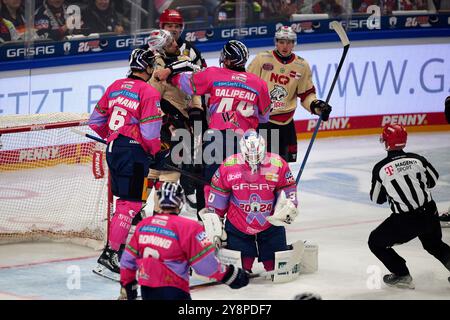 Berlino, Germania. 6 ottobre 2024. Rangelei vor dem Tor, Samuel dove-Mcfalls (Nuernberg Ice Tigers, #75), Olivier Galipeau (Eisbaeren Berlin, #44), GER, Eisbaeren Berlin vs. Nuernberg Ice Tigers, Eishockey Herren, Deutsche Eishockey Liga, Saison 2024/2025, 7. Spieltag, 06.10.2024. Foto: Eibner-Pressefoto/ Claudius Rauch credito: dpa/Alamy Live News Foto Stock