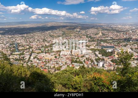 Tbilisi, Georgia - 17 agosto 2024: Vista aerea panoramica della città di Tbilisi, la capitale della Georgia. Foto Stock