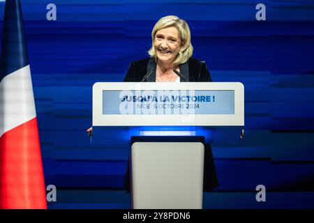 Bene, Francia. 6 ottobre 2024. Il presidente del gruppo parlamentare della RN Marine le Pen tiene un discorso durante una riunione a Nizza, nel sud della Francia, il 6 ottobre 2024. Foto di Laurent Coust/ABACAPRESS. COM credito: Abaca Press/Alamy Live News Foto Stock