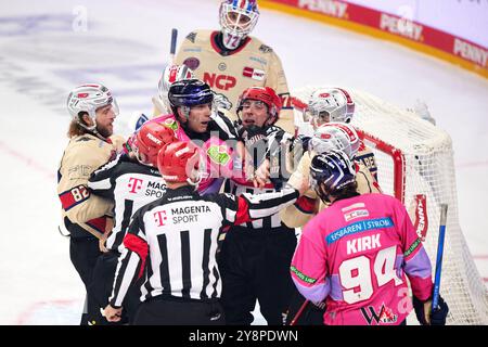 Rangelei, Randale, vor dem Tor, GER, Eisbaeren Berlin vs. Nuernberg Ice Tigers, Eishockey Herren, Deutsche Eishockey Liga, Saison 2024/2025, 7. Spieltag, 06.10.2024. Foto: Eibner-Pressefoto/ Claudius Rauch Foto Stock