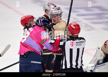 Rangelei, Randale, vor dem Tor, Rangelei, Randale, vor dem Tor, GER, Eisbaeren Berlin vs. Nuernberg Ice Tigers, Eishockey Herren, Deutsche Eishockey Liga, Saison 2024/2025, 7. Spieltag, 06.10.2024. Foto: Eibner-Pressefoto/ Claudius Rauch Foto Stock