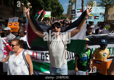 Malaga, Spagna. 6 ottobre 2024. Un manifestante detiene una bandiera palestinese e grida slogan durante una manifestazione globale contro il genocidio in Palestina a seguito dell'escalation del conflitto in Medio Oriente. Un giorno prima dell'anniversario degli attentati del 7 ottobre e dell'inizio della guerra tra Israele e Hamas, migliaia di persone si recano per le strade della città di Malaga in solidarietà con il Libano e la Palestina per chiedere la fine del commercio di armi con Israele e dell'occupazione militare israeliana in Palestina. Credito: SOPA Images Limited/Alamy Live News Foto Stock