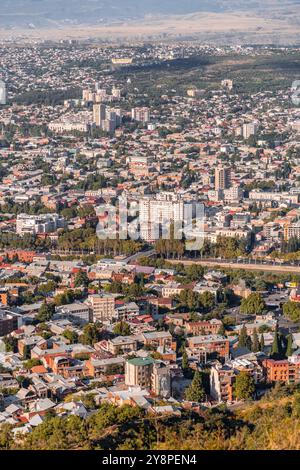 Tbilisi, Georgia - 17 agosto 2024: Vista aerea panoramica della città di Tbilisi, la capitale della Georgia. Foto Stock