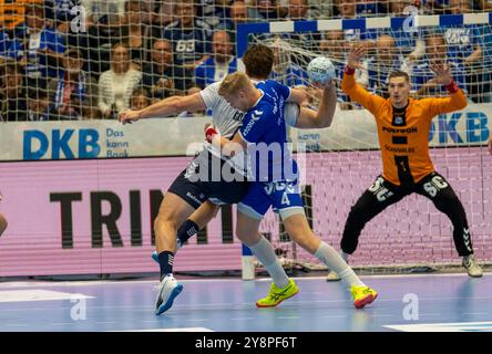 Gummersbach, Germania. 6 ottobre 2024. Kein Durchkommen: Johannes Golla (SG Flensburg-Handewitt, n. 4) scheitert an Ellidi Vidarsson (VfL Gummersbach, n. 4) Handball Daikin HBL Handball Bundesliga, VfL Gummersbach - SG Flensburg-Handewitt, 06.10.2024 crediti: dpa/Alamy Live News Foto Stock