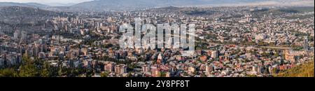 Tbilisi, Georgia - 17 agosto 2024: Vista aerea panoramica della città di Tbilisi, la capitale della Georgia. Foto Stock