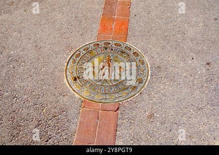 Cartello Freedom Trail che indica il percorso iconico da percorrere a piedi a Boston, Stati Uniti Foto Stock