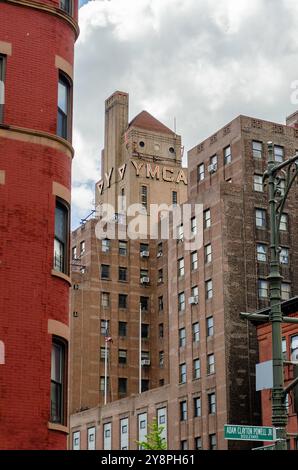 NEW YORK CITY - MAGGIO 26: The Harlem YMCA, New York City, USA, 26 maggio 2013. L'Harlem YMCA è un punto di riferimento significativo della cultura nera di New York Foto Stock