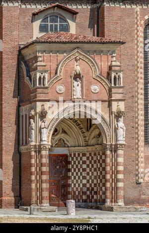 Asti, Italia - 20 agosto 2024: Antiporto Pelletta (XV sec.) Dell'ingresso laterale alla Cattedrale di Asti Foto Stock