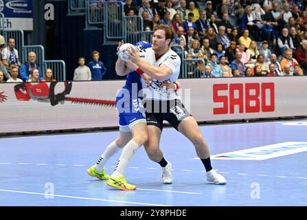 Johannes Golla (SG Flensburg-Handewitt 4) gegen Ellidi Vidarsson (VfL Gummersbach 4) VFL Gummersbach vs. SG Flensburg Handewitt, Handball, Daikin 1. Bundesliga, 5. Spieltag, Spielzeit 2024-2025, 06.10.2024 foto: Eibner-Pressefoto/Juergen Augst Foto Stock