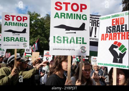 Il 5 ottobre 2024 migliaia di persone hanno marciato attraverso il centro di Londra a sostegno della Palestina, chiedendo un cessate il fuoco e la fine del bombardamento di GA Foto Stock