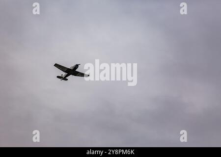 Piccolo aereo rumoroso nel cielo sopra Reykjavik, la capitale dell'Islanda Foto Stock