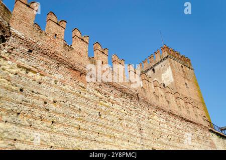 Vista di Castelvecchio, noto anche come Castello Scaligero, simbolo di Verona, Italia Foto Stock