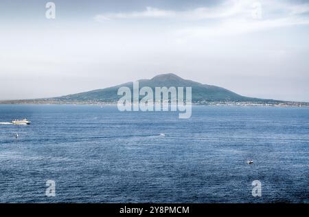 Vista dell'iconico vulcano Vesuvio da Sorrento Town nella Baia di Napoli, Italia Foto Stock